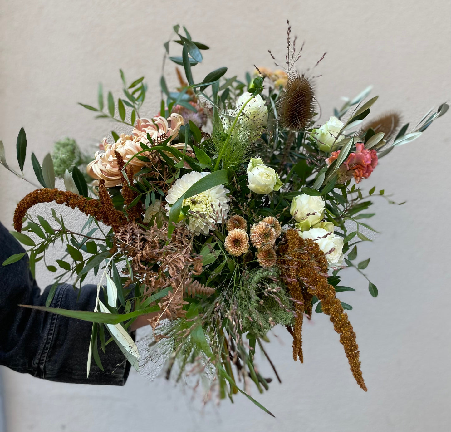 Bukett i vita, rostiga och gröna toner