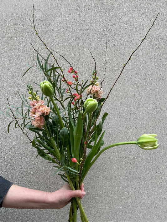 Bukett med grenar och franska tulpaner