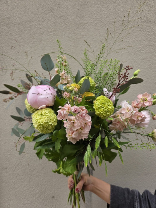 Bukett i Juni - rosa/aprikos/gula toner