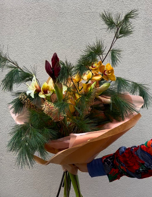 Blomstrande Julklapp - aprikos och mörkrött.